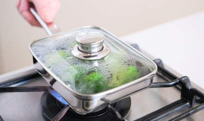 適度な重さが生む「蒸らし」効果で、素材のポテンシャルを引き出す。